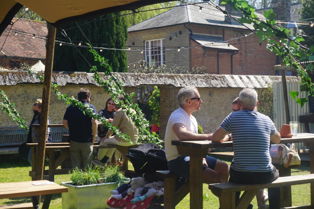 Отель The Pembroke Arms Wilton  Экстерьер фото