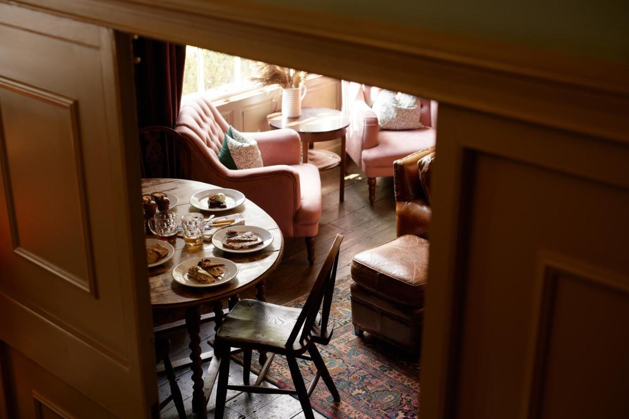 Отель The Pembroke Arms Wilton  Экстерьер фото