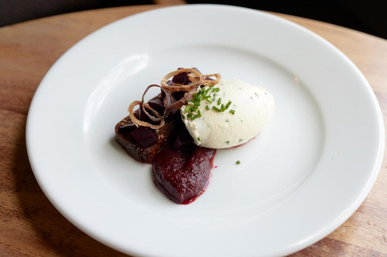 Отель The Pembroke Arms Wilton  Экстерьер фото